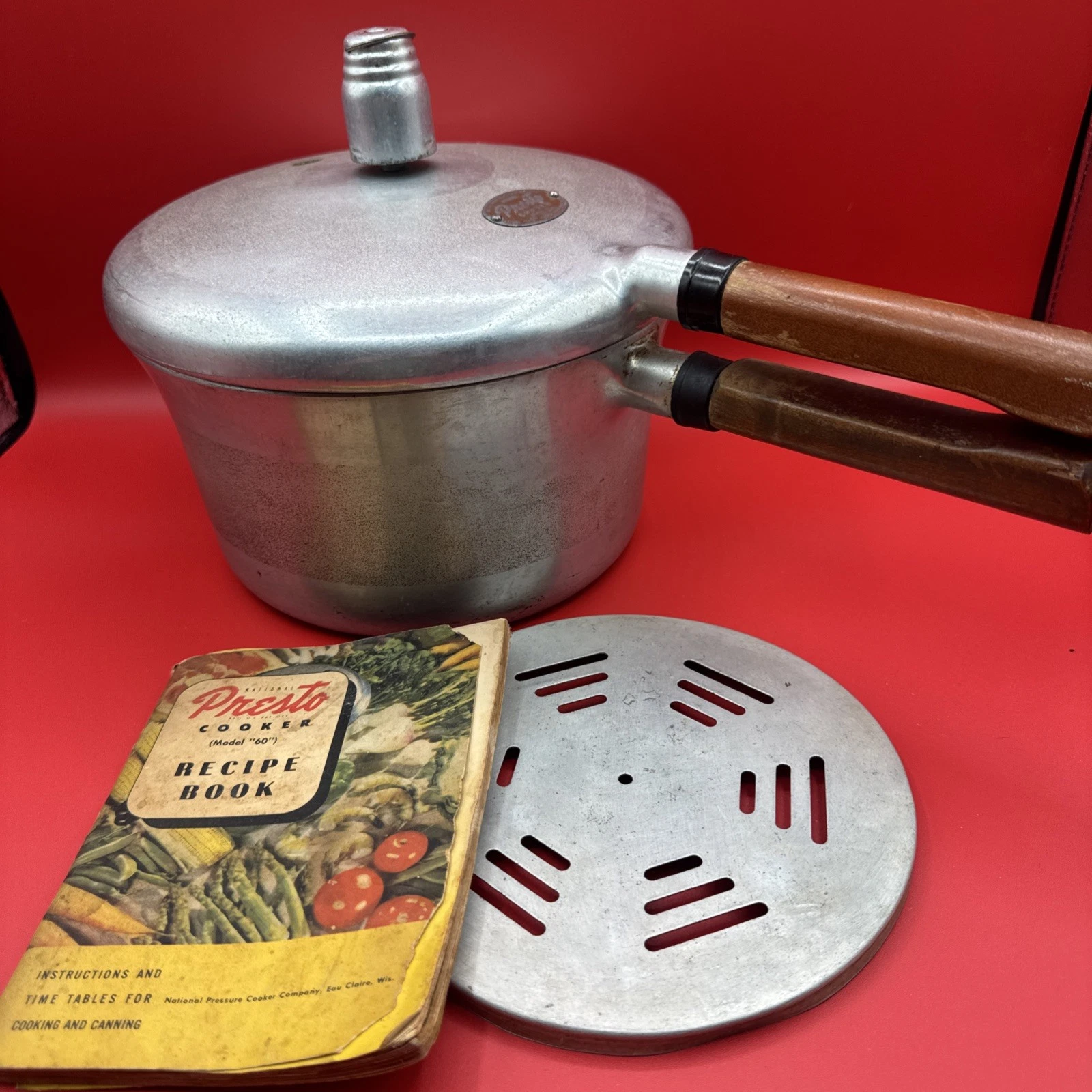 Vintage National Presto Pressure Cooker Model 40 4 Quarts W/ Jiggler & Trivet