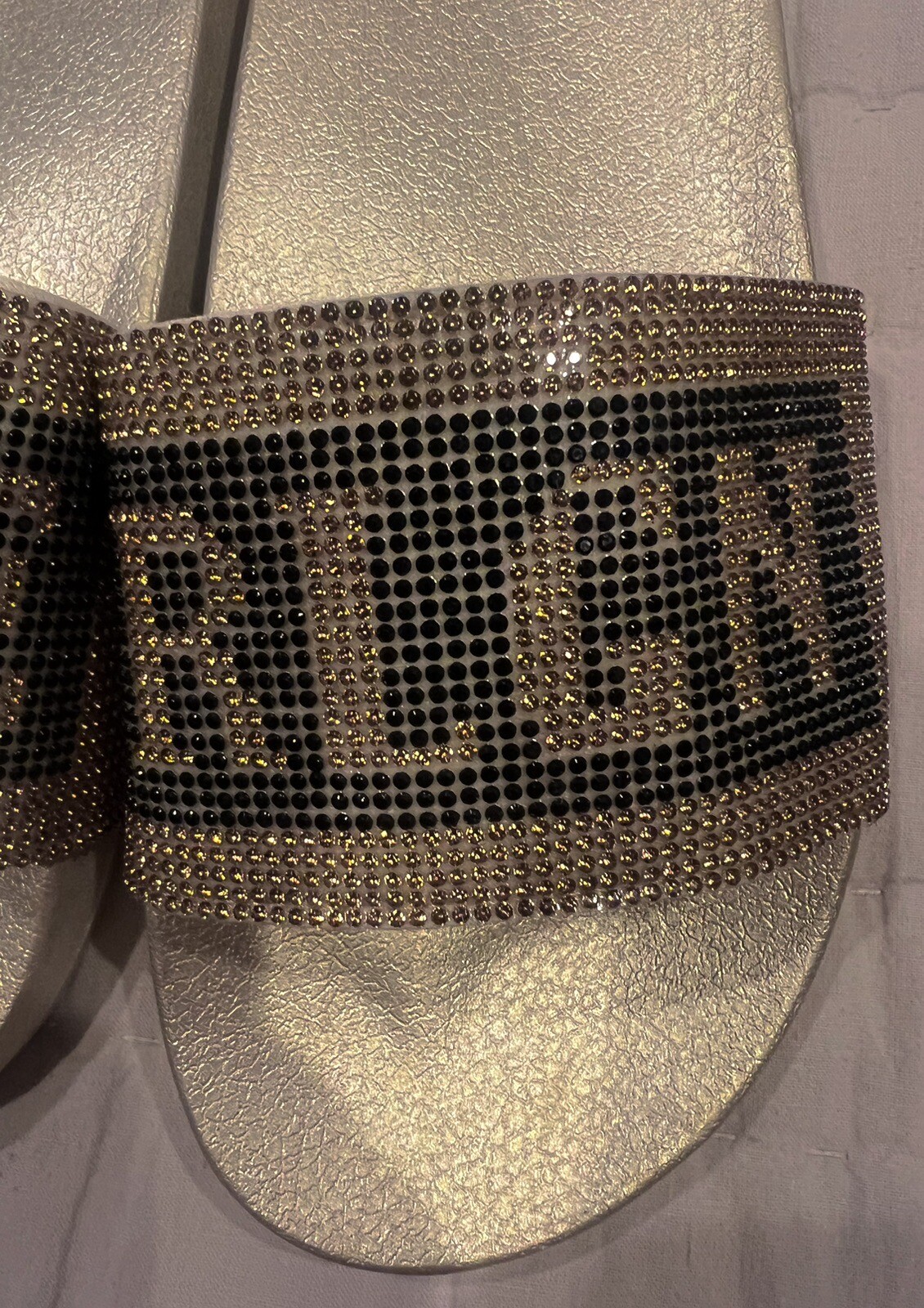 PANTOFOLA D’ORO Pantofole donna True Religion Shining Stones oro nero taglia 6 NUOVE