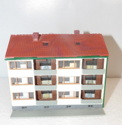 Kibri HO scale apartment building 3-story prebuilt and ready to add to ur layout