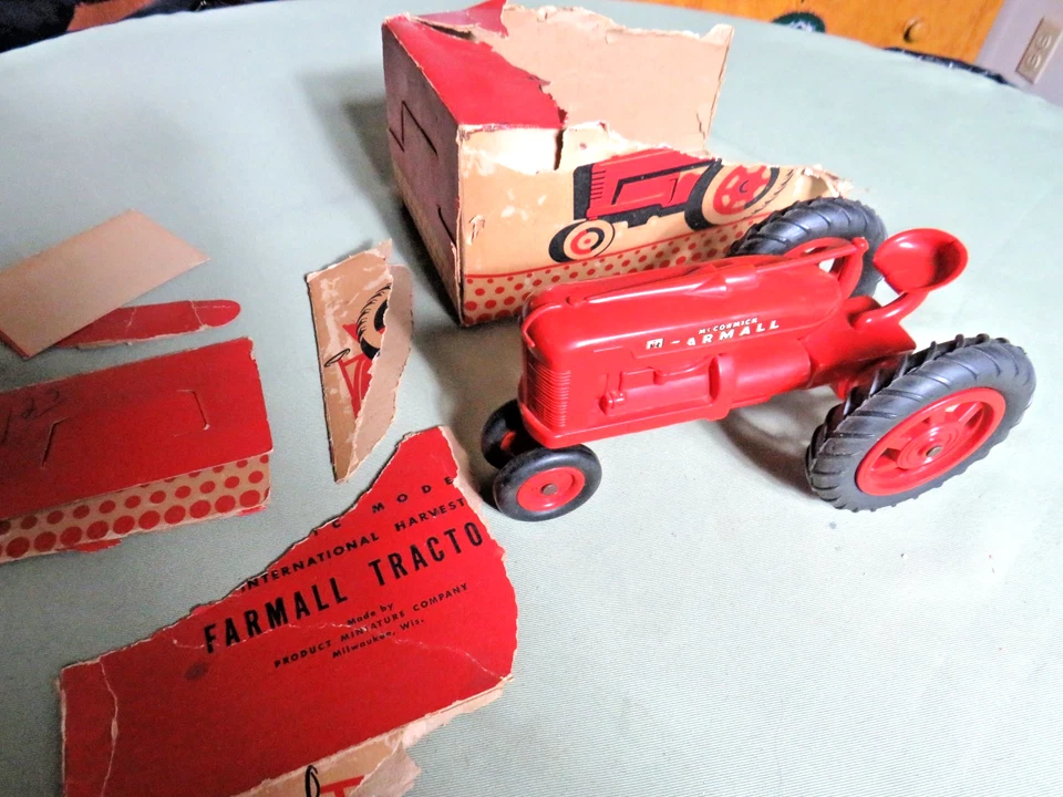 1950 ERA PRODUCT MINIATURA CO PLÁSTICO McCORMICK FARMALL JUGUETE GRANJA TRACTOR Y CAJA Foto 2 de 4