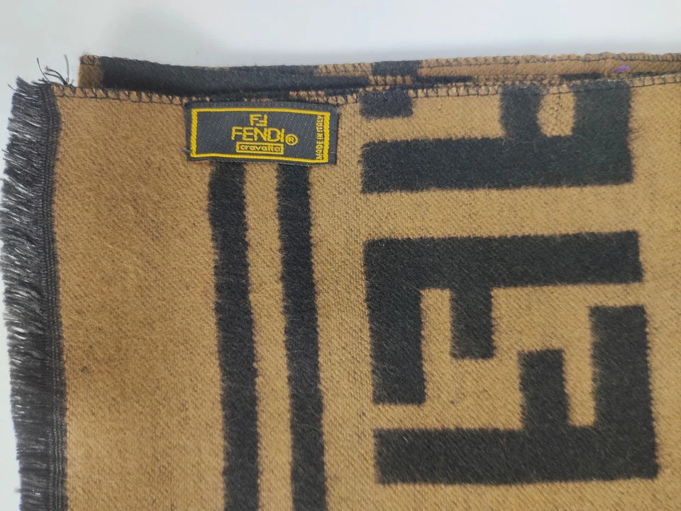 Lenços de inverno xale envoltório de lã preto/marrom vintage genuíno FENDI - Imagem 4 de 4