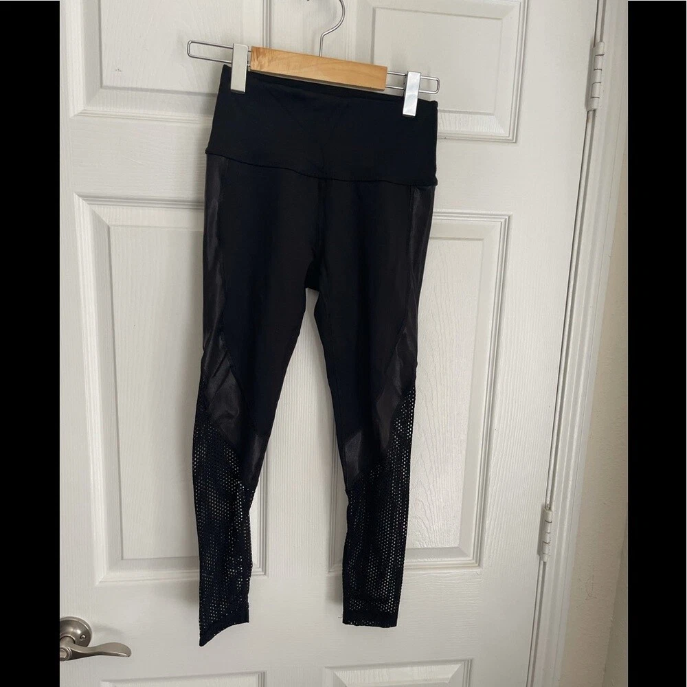 beyond-yoga umělá kůže detaily síťoviny leggings