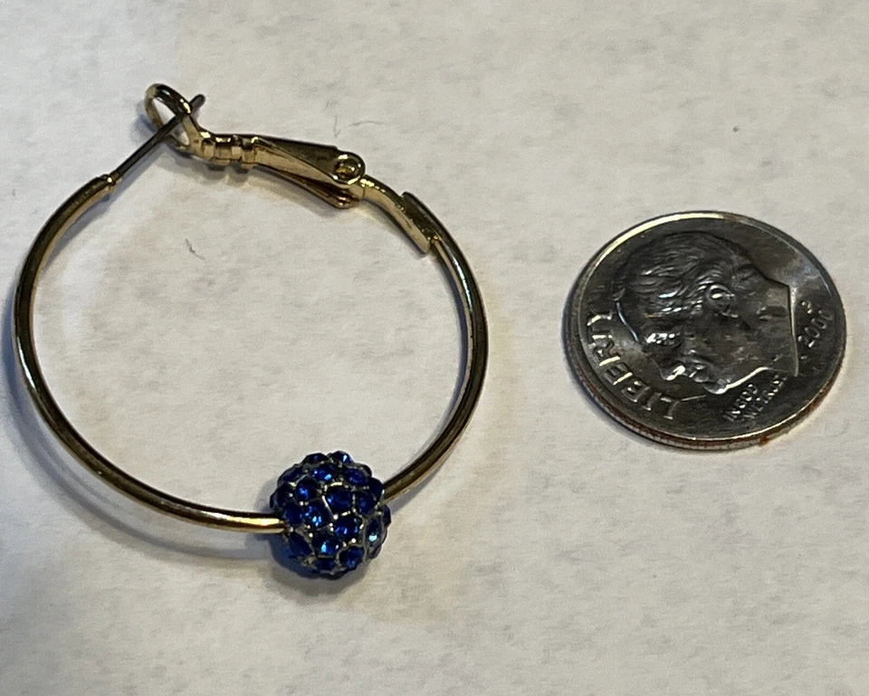 Pendientes de aro tono dorado con bolas de piedras preciosas azules facetadas. "Hsn 1,25""" Foto 4 de 4