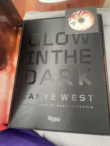Glow in the Dark par Kanye West (2009, couverture rigide) avec CD dédicacé par Kanye - Photo 1 sur 3