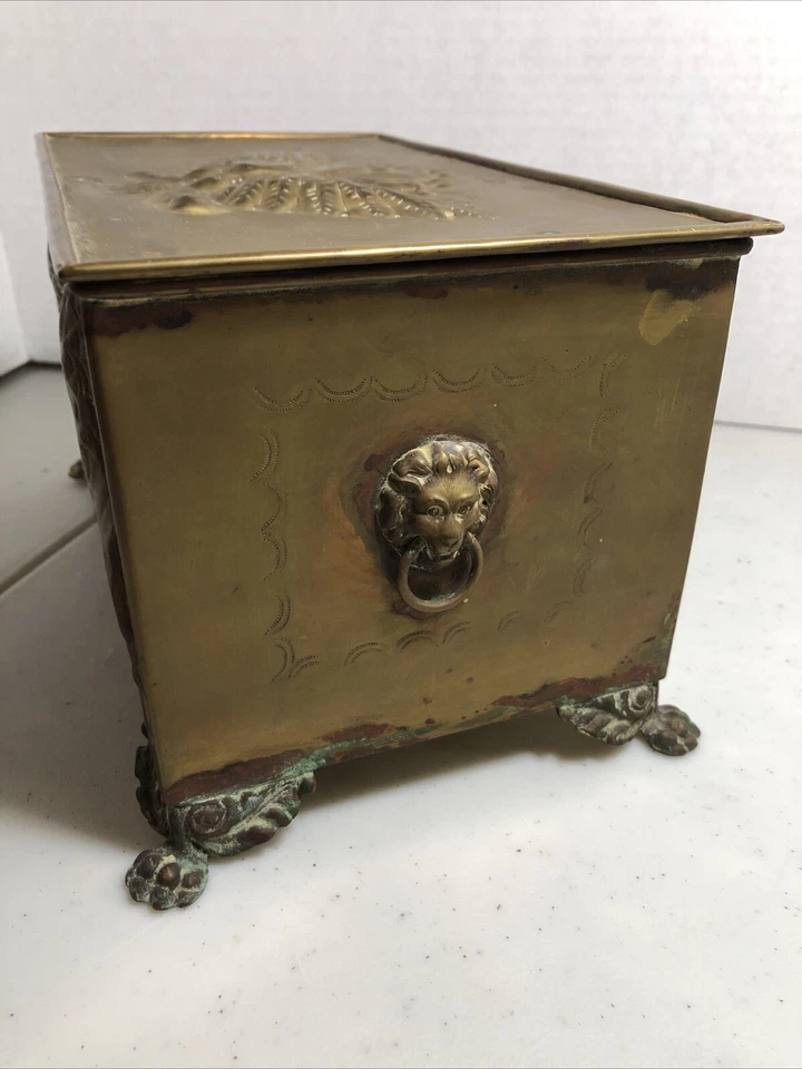 Humidor antiguo de latón macizo mecanizado a mano en relieve/esculpido con forro y cesta Foto 4 de 4