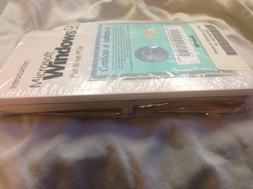 Danish Microsoft Windows 95 Full Operating System 3.5" Diskettes and Manual New - Image 4 of 4