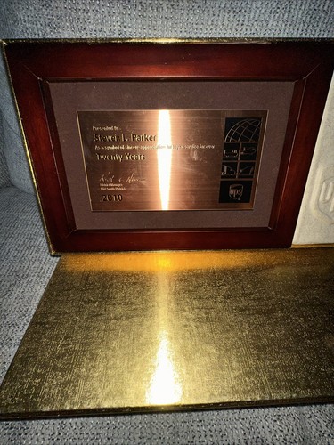 Gold Colored UPS UNITED PARCEL SERVICE 20 Years Service Award . Plaque And Pin - Picture 2 of 6