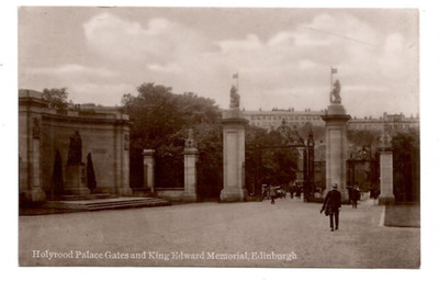 8392- EEdinburgh Holyrood Palace Gates and King Edward Memorial