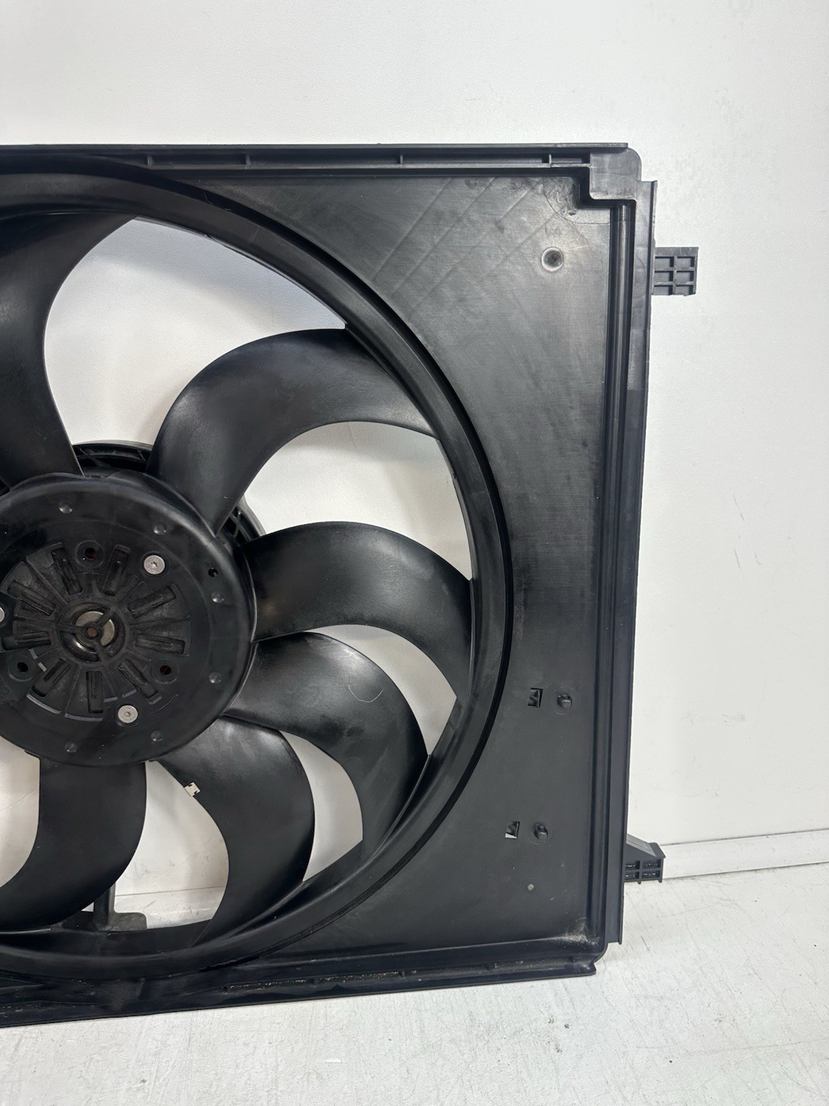 14-22 Maserati Ghibli SQ4 Engine Radiator Cooling Fan Motor Assembly Oem