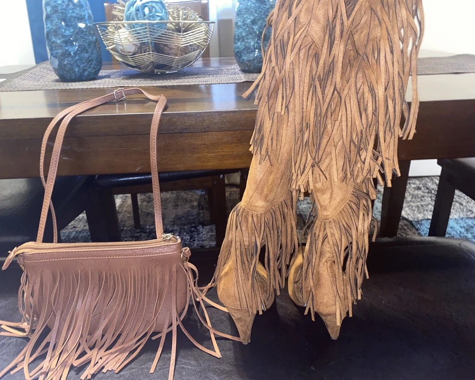 Botas con flecos marrones con monedero Foto 2 de 4