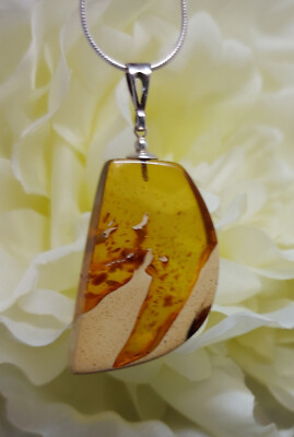 BERNSTEIN Anhänger aus Litauen an einer silberfarbenen Kette