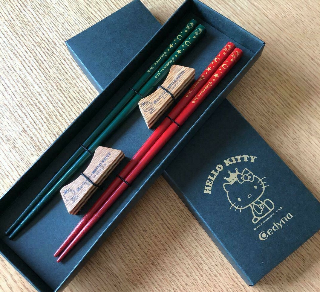 Cedyna × Hello Kitty Wajima Nuri Chopsticks & Chopstick Rest Set Japan