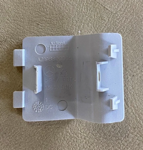 Tapa de ojo de remolque para parachoques trasero MBZ - 219-880-00-05-9960 - para CLS500 y CLS55 AMG Foto 2 de 4