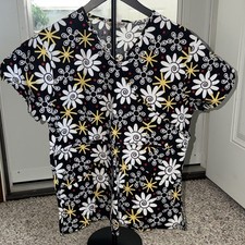 Comfy Cotton women's scrub top daisy design tag removed measures size Medium.
