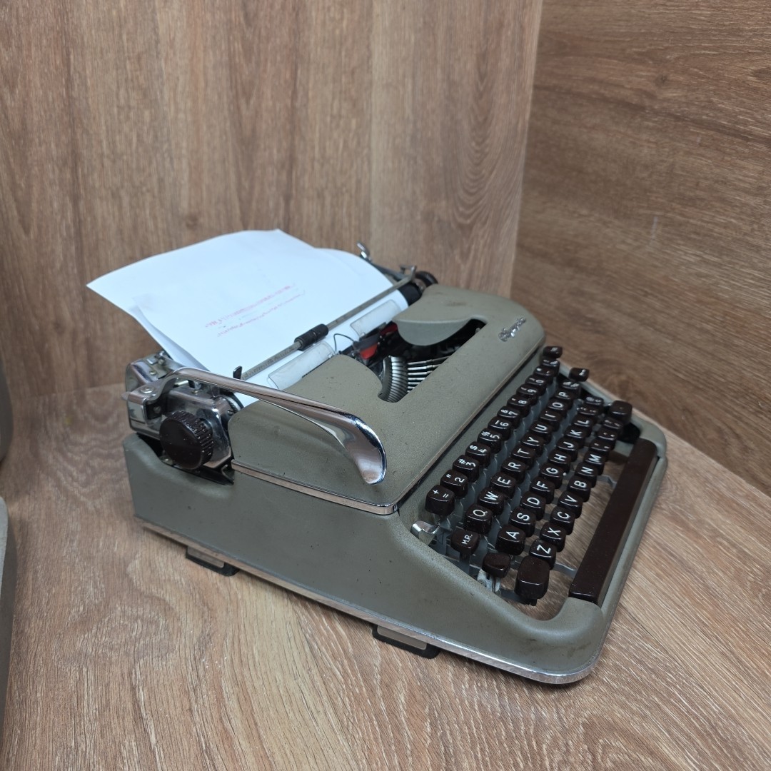 VTG Olympia SM3 De Luxe Portable Manual Typewriter W/Case READ | eBay