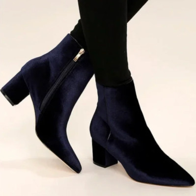 Steve Madden Bollie Blue Velvet Pointed Bootie Size 7.5 Worn Twice. Chunky heel.