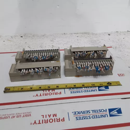 (1 lot of 4) Omron SRT2-ROC16 Remote terminal 24vdc