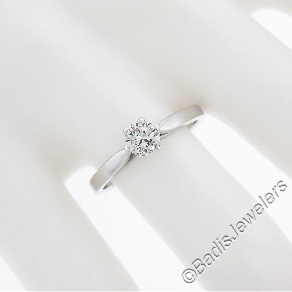 Anillo de compromiso solitario de diamantes redondos Carl Bucherer de oro blanco de 18 k de 0,45 quilates Foto 3 de 4