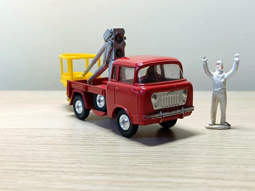 Corgi Toys Gift Set 14 Jeep FC-150 with hydraulic tower and figure - Picture 2 of 12