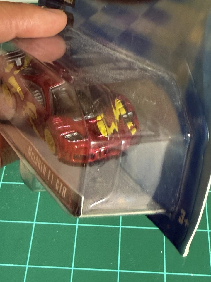 Hot Wheels Speed Machines McLaren F1 GTR 2009 rojo con ruedas amarillas Foto 4 de 4