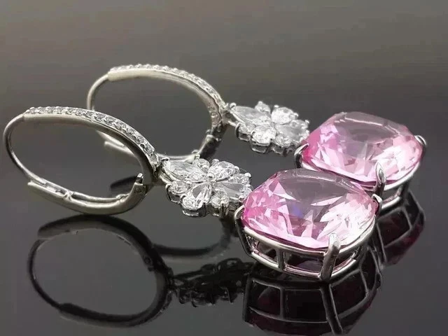 Pendientes colgantes colgantes de zafiro creados en laboratorio de corte cojín de 3 quilates enchapados en oro blanco de 14 k Foto 4 de 4