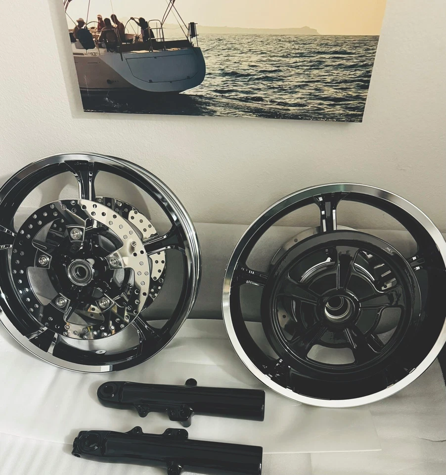 RUEDAS HARLEY ROAD GLIDE Street G 2024 25 CVO LIMITED CROMADAS NEGRAS LLANTAS DIRECTAS Foto 3 de 4