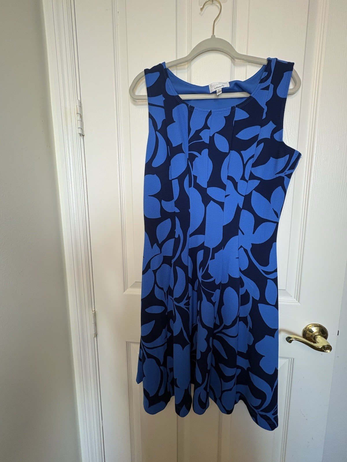 Signature by Robbie Bee Women's Blue/Black Leaf Pattern sleeveless Dress, Large