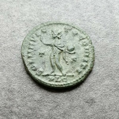 Nummus De Constantino I. SOLI INVICTO COMITI. Sol Estante A Dcha Mirando A Izq