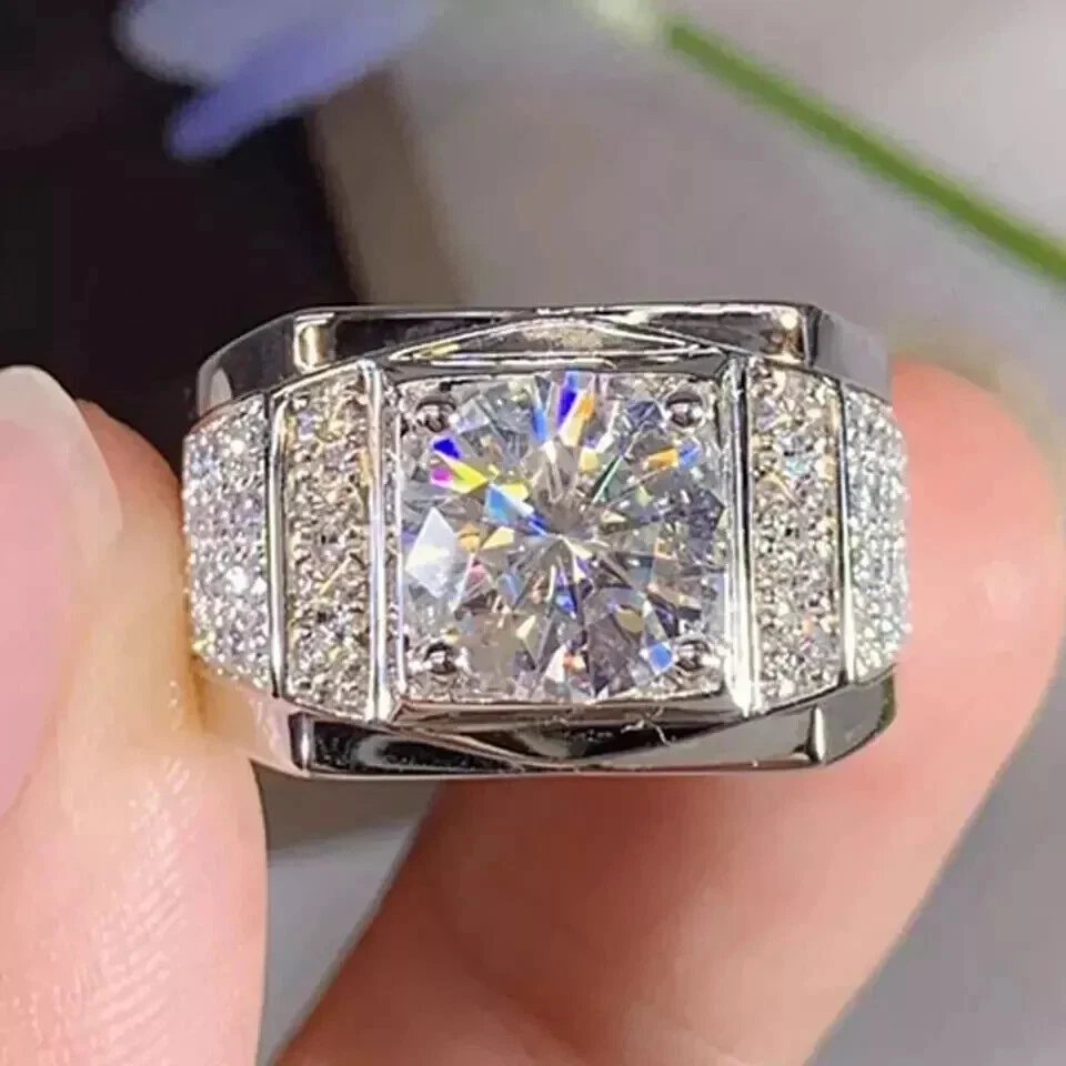 Anillo de compromiso de oro blanco de 14 K con acabado de diamantes creados en laboratorio de corte redondo de 3,00 quilates para hombre Foto 2 de 4