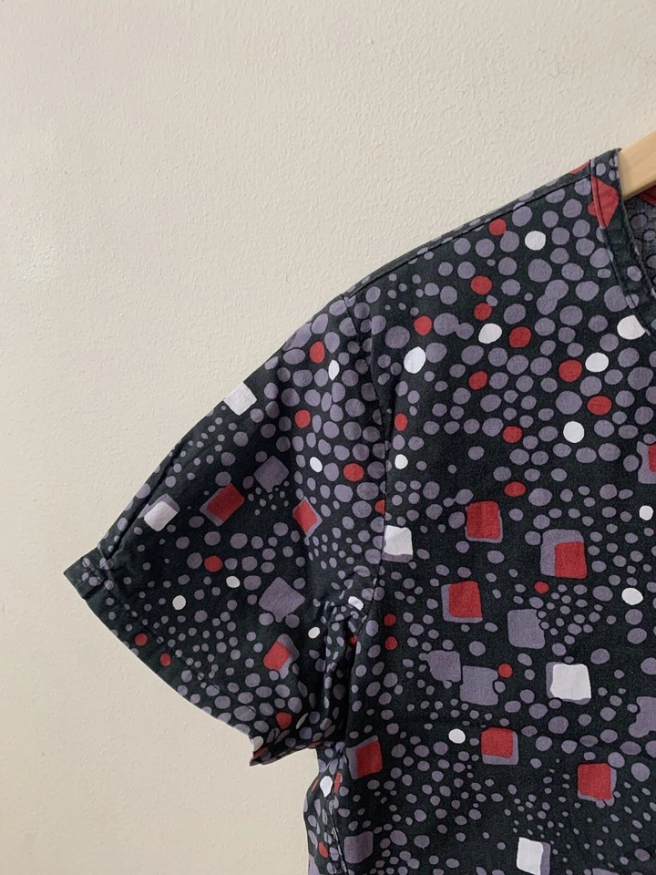 Blusa Médica NrG By Barco Elastizada Geométrica Negra Gris Roja Círculo Cuadrados Mediana Foto 4 de 4