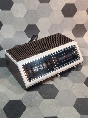 Vintage zenith solid-state touch and snooze radio alarm F462W Read Description