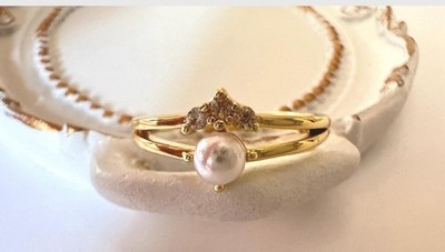 Gelbgold Ring mit runder weißer Perle und klaren Akzentsteinen