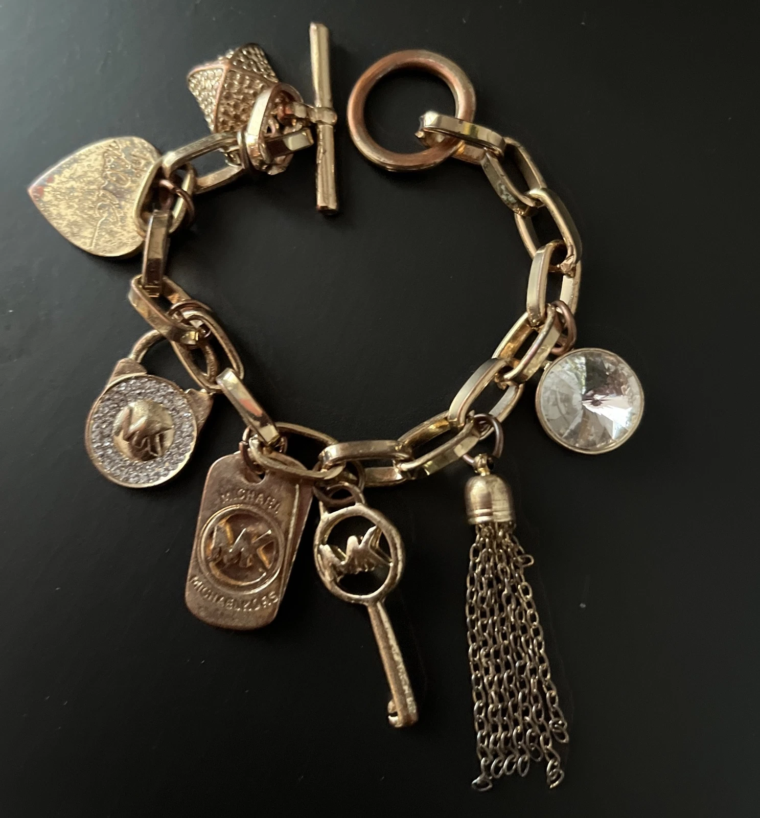 Bracciale MK Michael Kors Chunky 7 Charm Braccialetto 7 1 2” Tono Oro Chiavi Mostra Usura.