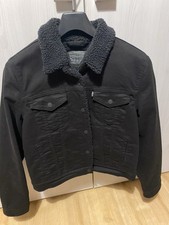 Neue schwarze Levi's Damen ￼ Jeansjacke mit Fell europäische Größe 38.
