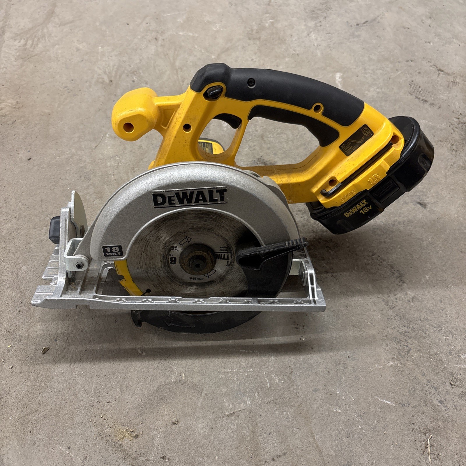 DEWALT DC390 6-1/2" Cordless 18V Circular Saw with Dc9098 Battery