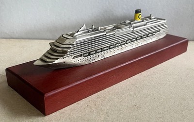 Costa Pacifica V Schiffsmodell   Metall, versilbert, auf Holzsockel