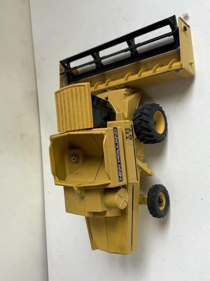 ERTL 1/16 New Holland TR Twin Rotor 97 Combine Farm Toy (10) - Image 3 of 4
