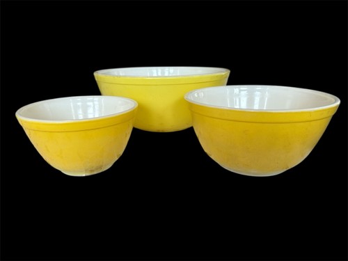 Lot Of 3 Vintage Pyrex Yellow Mixing Bowls 404 (4QT), 402 (2.5QT) & 401 (1.5QT)