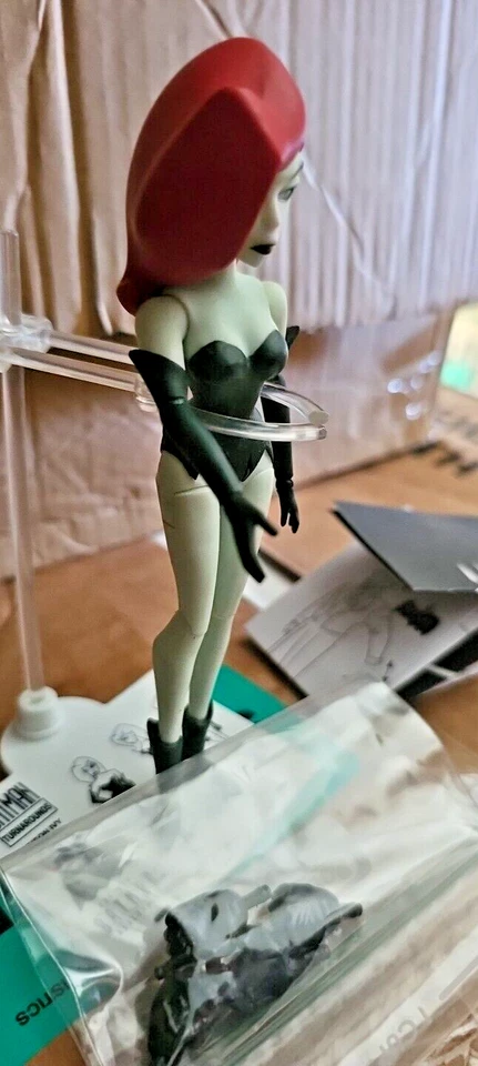 Boneco de ação Batman Adventures animado hera venenosa 5" - Imagem 3 de 3