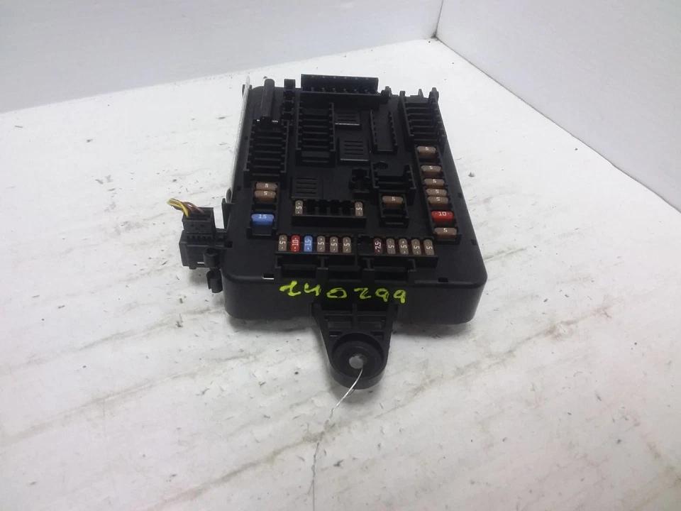 Caja de conexiones de fusibles trasera montada en el maletero BMW 328i 2016 61149389072 Foto 4 de 4