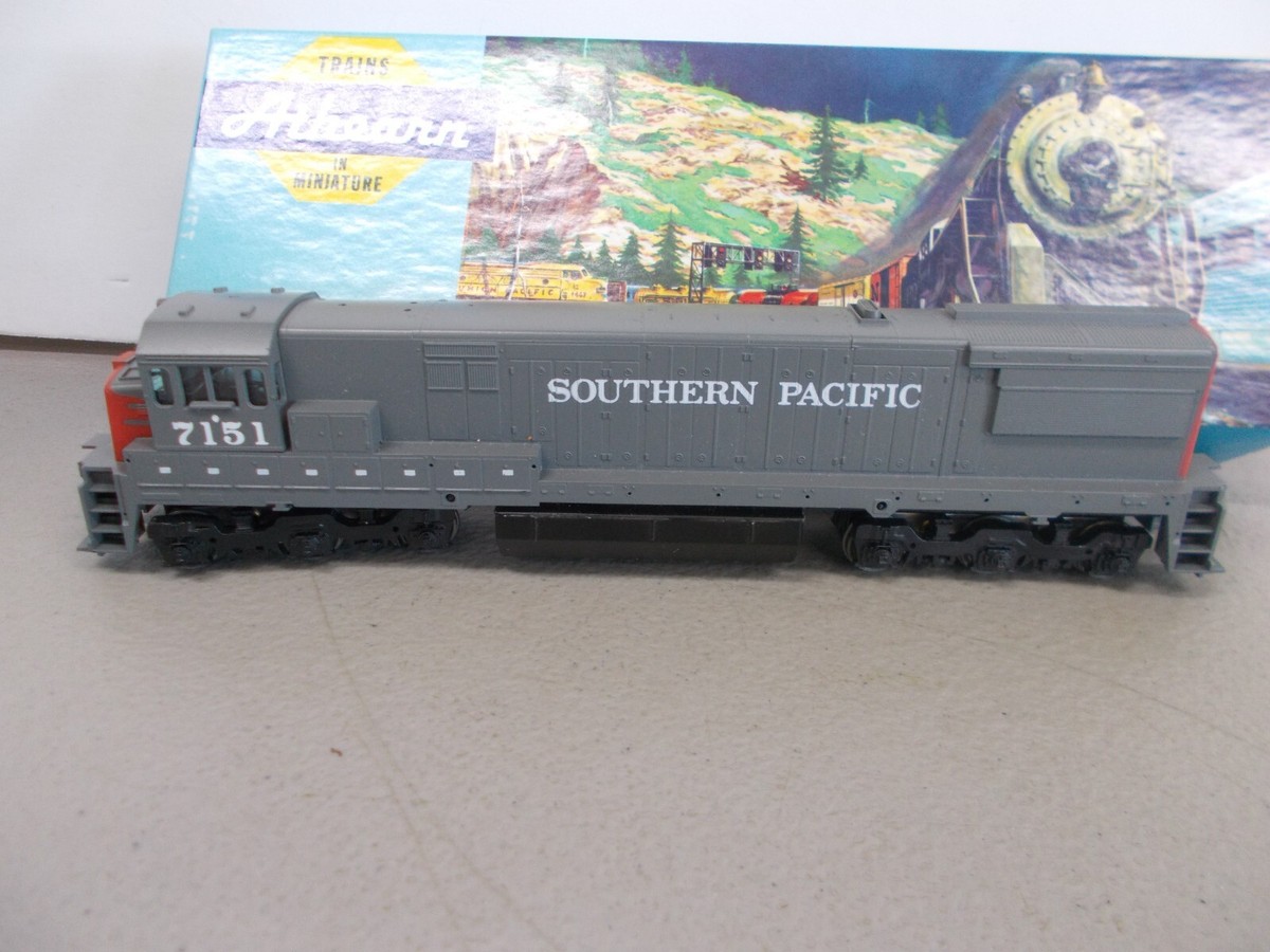ATHEARN SOUTHERN PACIFIC U28C POWERED LOCOMOTIVE 7151 ~HO SCALE