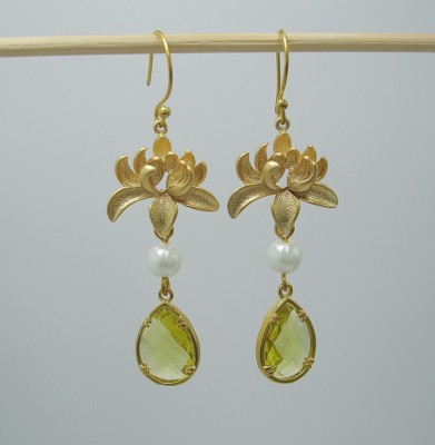 LIME TEARDROP MATTE GOLD FLOWER EARRINGS.