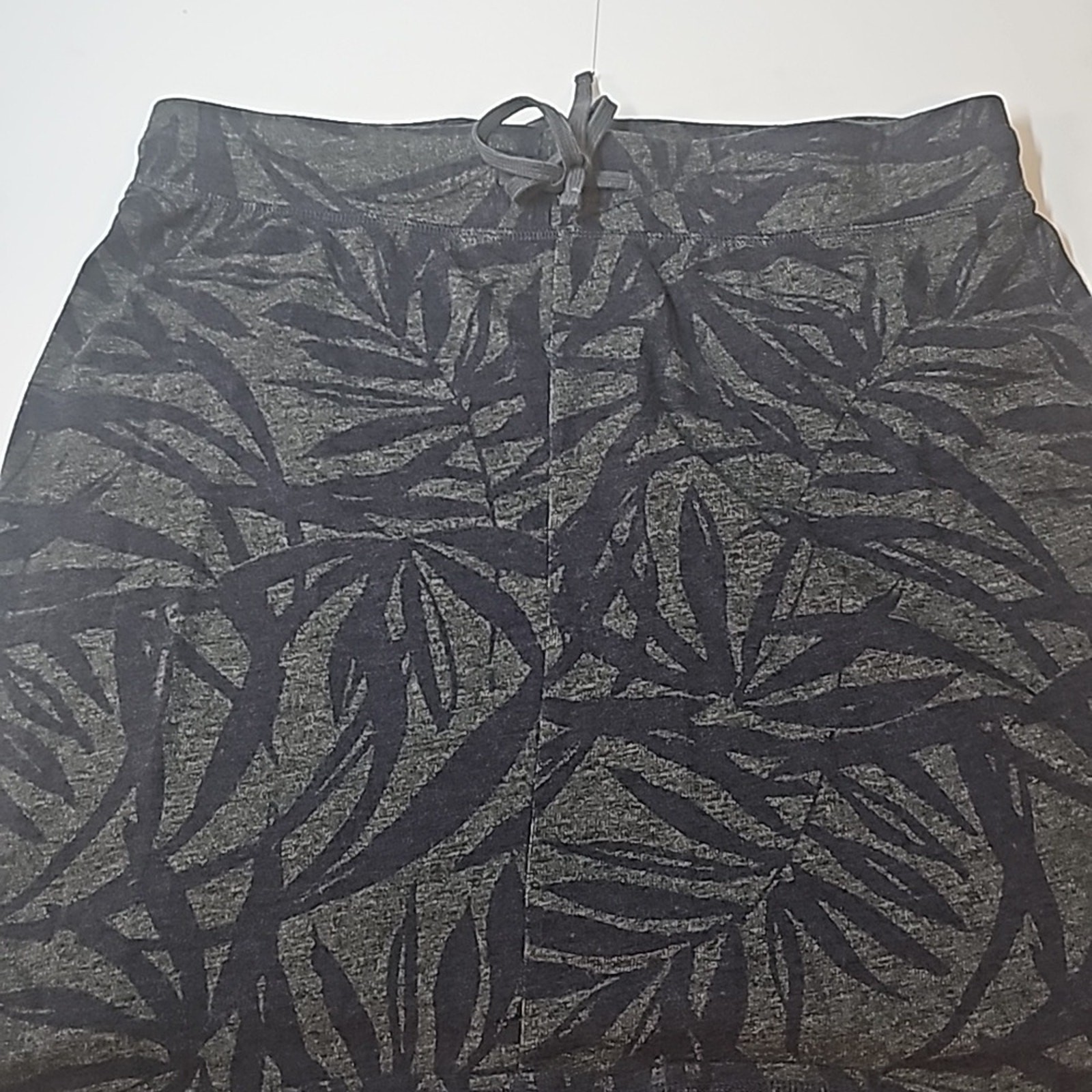 Tommy Bahama Skirt Women’s  Medium Blue/grey floral great pre-owned condition