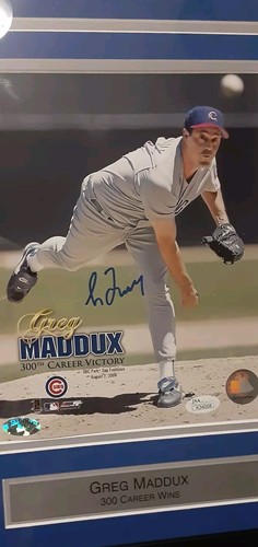 Greg Maddux Autographed 11x14 Photo "300 Wins"With New Custom Framing JSA COA - Picture 2 of 8
