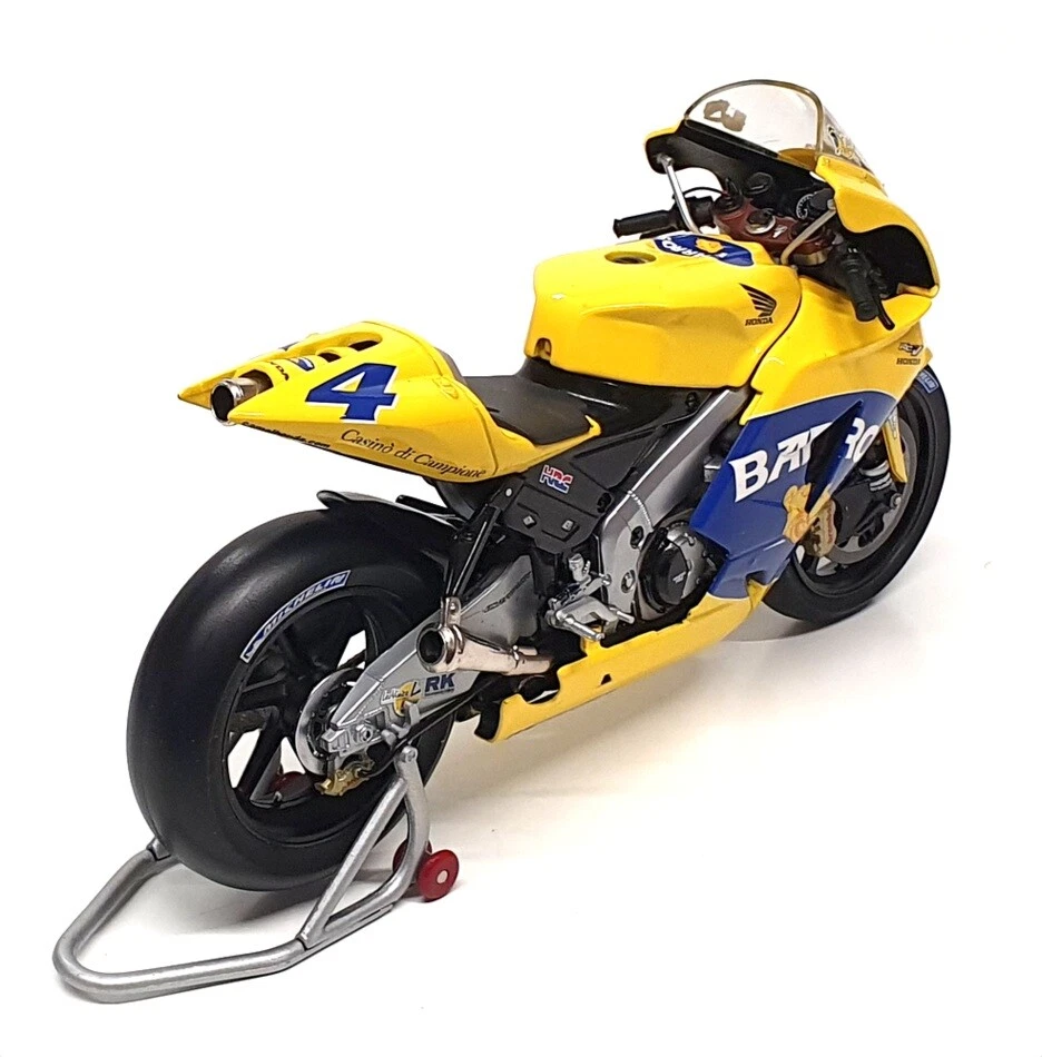 Minichamps 1/12 Scale 122 051004 Honda RC211V A. Barros MotoGP 2005 Yellow/Blue - Image 2 of 4