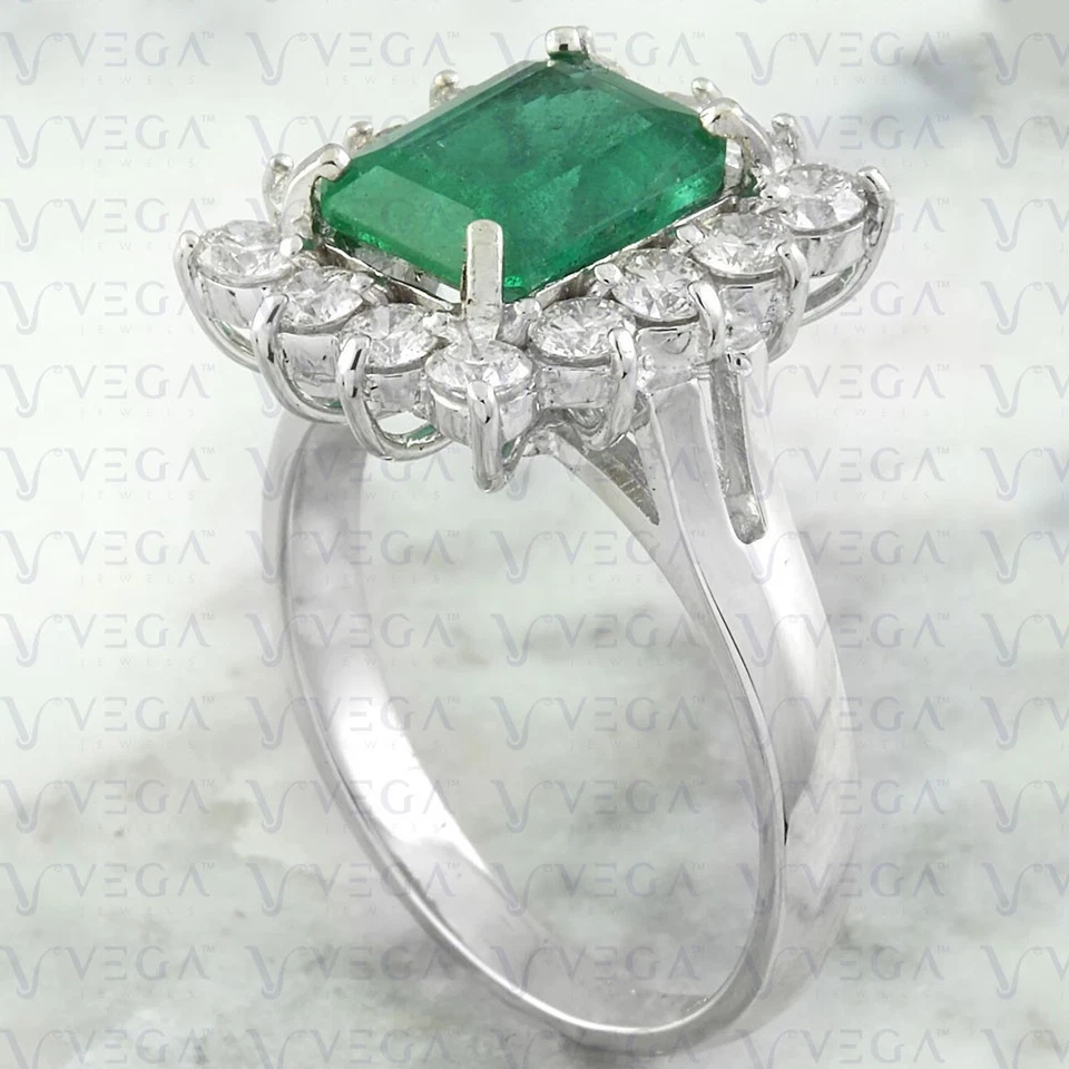 Anillo con halo de diamantes y esmeraldas naturales en forma de esmeralda de 5,40 quilates enchapado en platino 950PT Foto 4 de 4