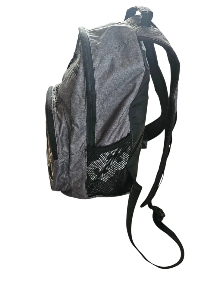 DC Shoes Soporte de Monopatín Patinador Mochila Escolar Gris Negro con Bolsillo para Cubo de Almuerzo Foto 2 de 4