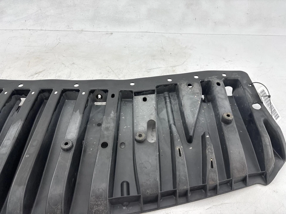 Protector contra salpicaduras de motor inferior delantero Nissan Versa hatchback 14-19 OEM Foto 3 de 4