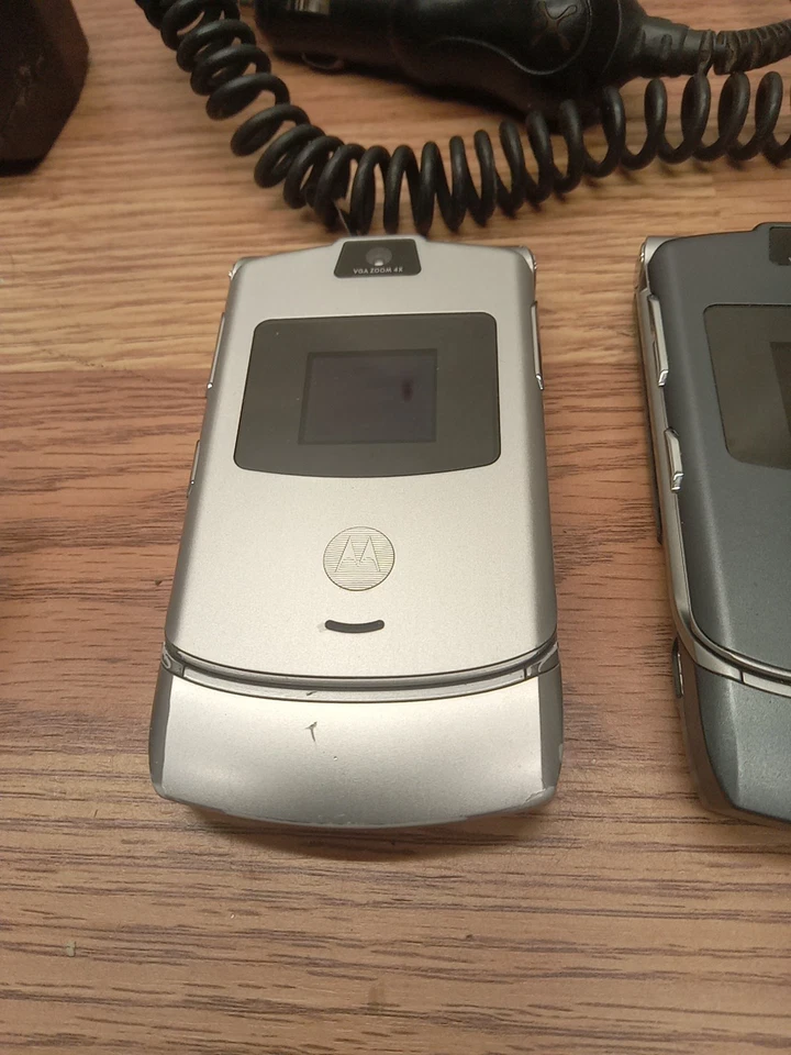 Лот из 2 телефонов-раскладушек Motorola Razr V3 серебристые темно-серые на запчасти или для ремонта - Изображение 2 из 4