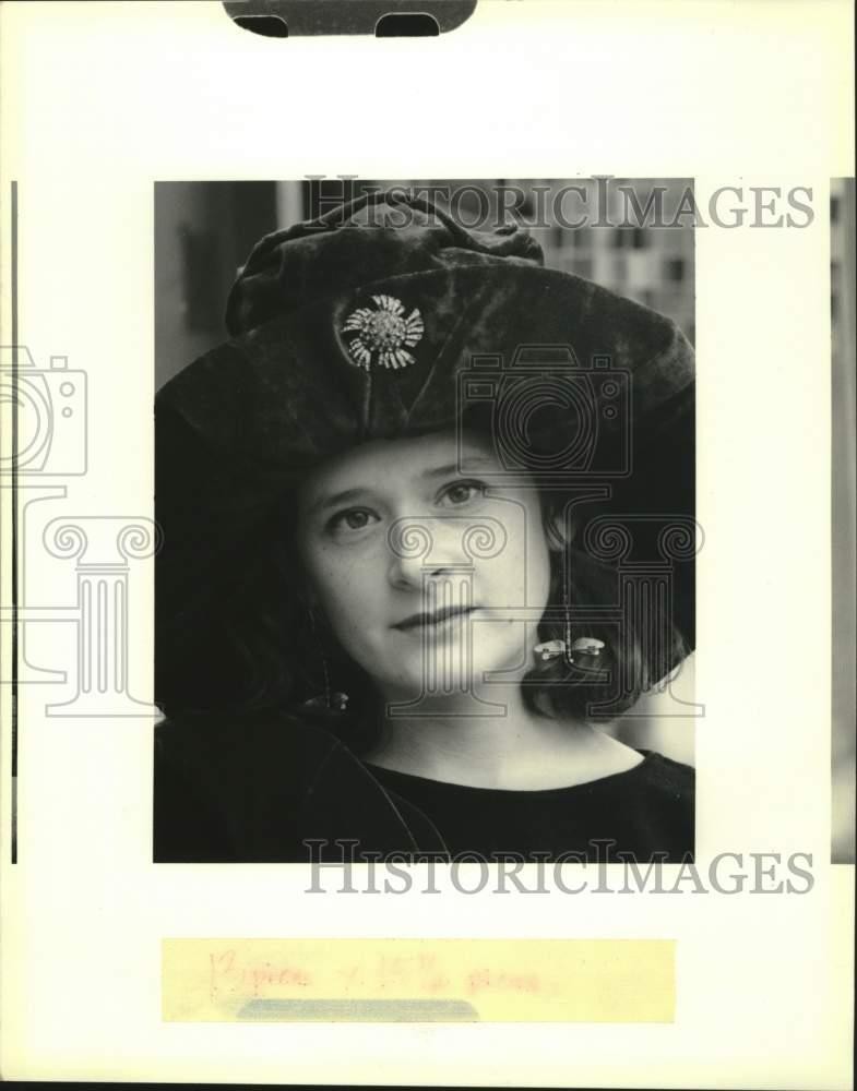 1991 Press Photo Ann Marie Popko wears one of her creations- Hats - noc08653